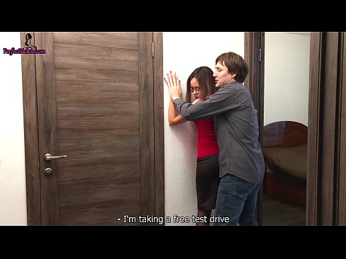 ❤️ සරාගී රියල්ටර් ඇගේ මහල් නිවාසය විකුණමින් සිටියදී ඇගේ පුකට සංවේදී ලෙස කම්පා කරයි - ක්‍රෙම්පායි Porno අප වෙත